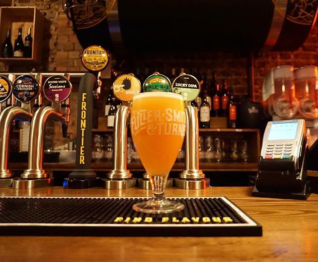bushcraftbeer's tweet photo. Pint of Joose @ The Distillers W6 - Fullers range of beer at their pubs is now 👌🏻 #Fullers #NEIPA #Haze #IPA #London #CraftBeer #ModernBeer #Instabeer #Beerstagram #BeerPodSquad https://t.co/E4lsXGLGSE https://t.co/Jr8tNMZIvy