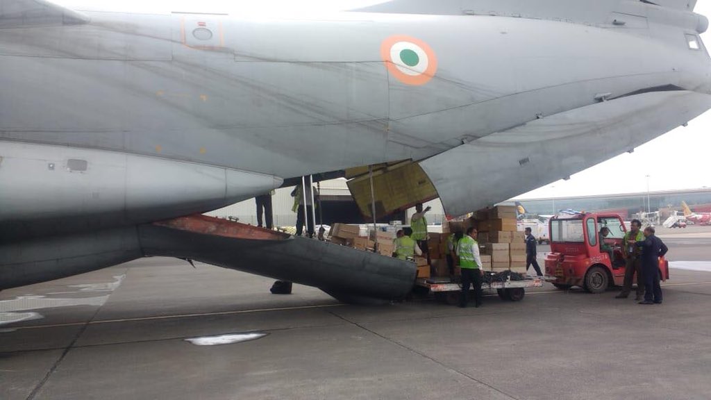 CMOMaharashtra's tweet photo. Another 30 ton relief material dispatched to Kerala this evening from Mumbai Airport through Indian Airforce flight for #KeralaFloods affected persons and 5 ton more relief material would be sent tomorrow morning with the help of Indian Airforce. @IAF_MCC https://t.co/lTraR3JQvH