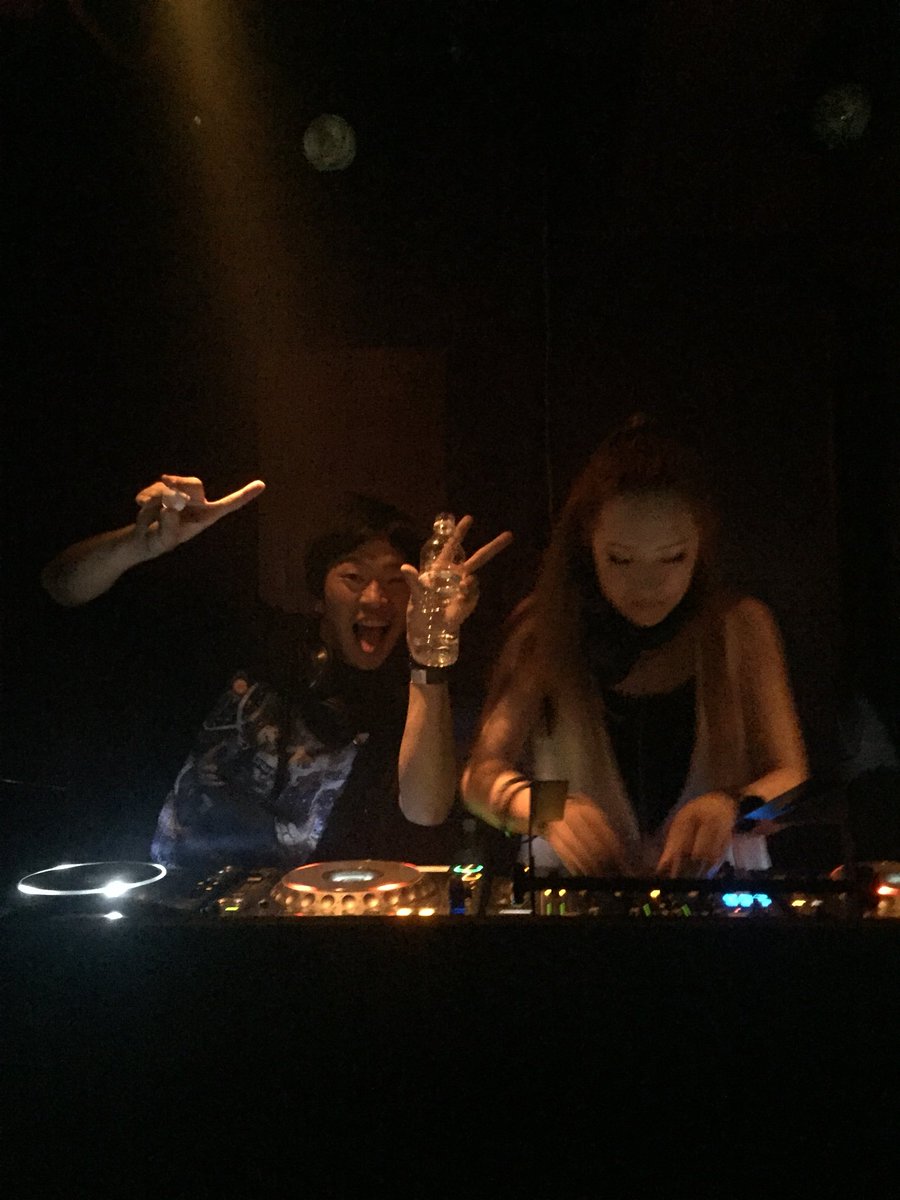 HighIshikiMame's tweet photo. ホントNakagawaさんとcochaMeさんのハードハウス、エナジー最高だった! オープンからラストまでやってほしい! そんな長くやってるならうちも5,6曲かける!
この画像のなかちんさん笑うw
#0818AAA https://t.co/L6zIQAHDSH