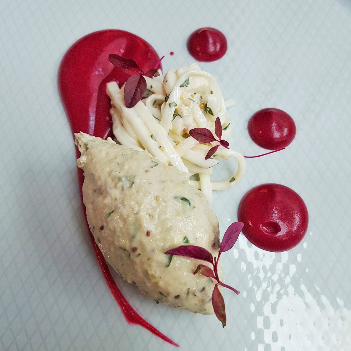 _eddy1988's tweet photo. Mackerel beetroot celeriac apple. Match made in heaven 😍 @CosyCornerL @CelticCoastFish  
#Chefs https://t.co/4sLGNhRx84