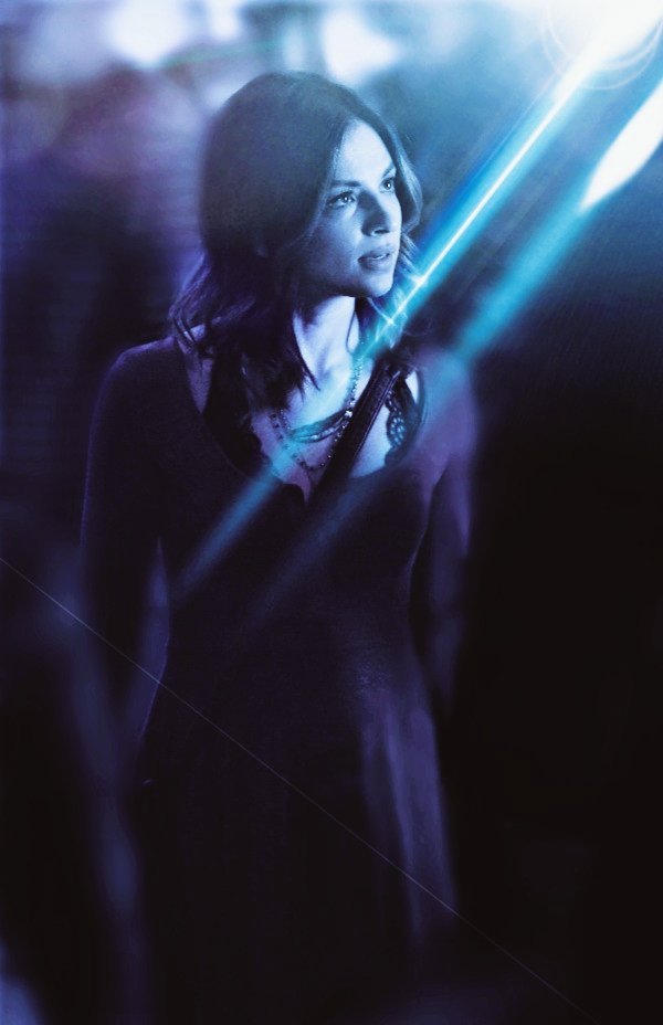 PoppinSanvers's tweet photo. #Sanvers AU : Maggie was dragged into a pub by her friends.
That's when she first discovers the band Heartlines, and their captivating lead singer named Alex. https://t.co/mUMk8KVx63