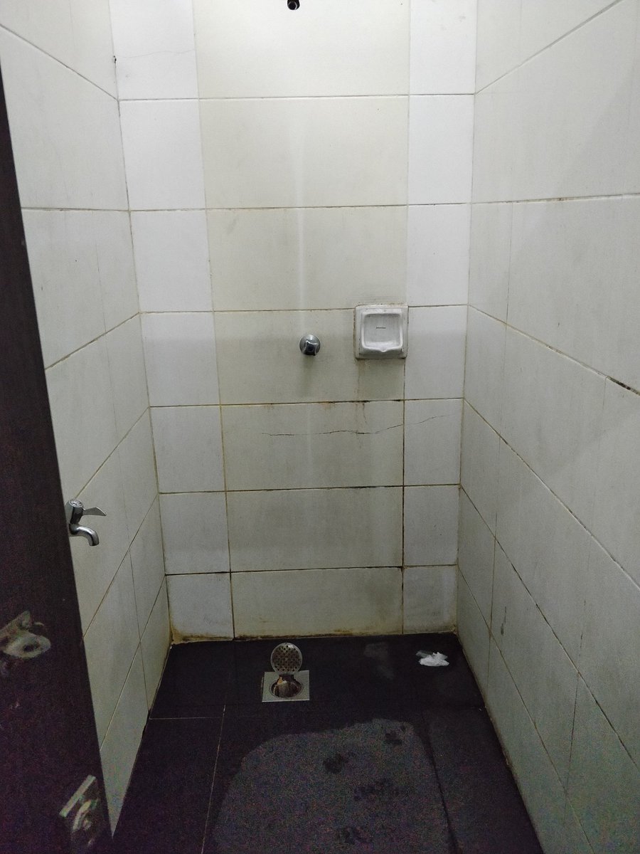 wanzulhelmii's tweet photo. Assalamualaikum/Selamat sejahtera.

Diharap terdapat penambahbaikan di Terminal Sentral Kuantan:
1. Tandas yang daif, tiada penutup tandas/alas utk meletakkan punggung (sakit jubo nak berak).
2. Sabun dan tisu ada label saja tapi tiada sabun mahupun tisu.

RT for awareness
(cont) https://t.co/kS1FfiX4FD