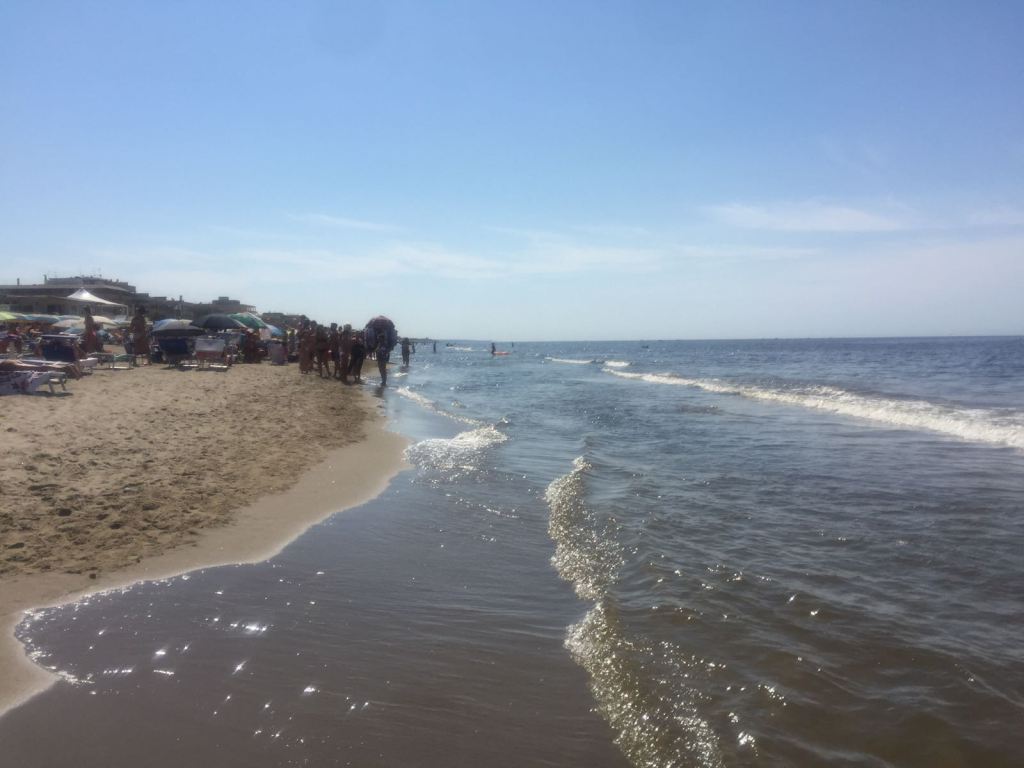 Torvaianica, spiaggia affollata ma nessuno fa il bagno: l’acqua ‘gialla’ spaventa tutti (FOTO) ilcorrieredellacitta.com/ambiente/torva…