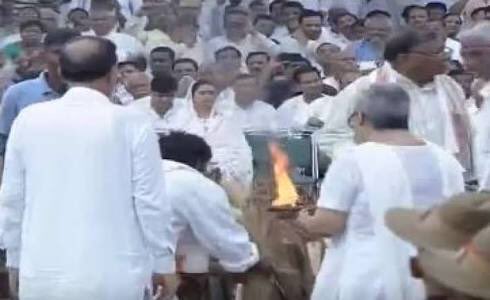 anjanaomkashyap's tweet photo. No, Namita did not give βmukhagniβ to her father Atalji because she is βno less than a sonβ or βlike a sonβ. She lit the pyre because she is a daughter. Fullstop.
#ChangeStereotypes https://t.co/gagYKaq4OL