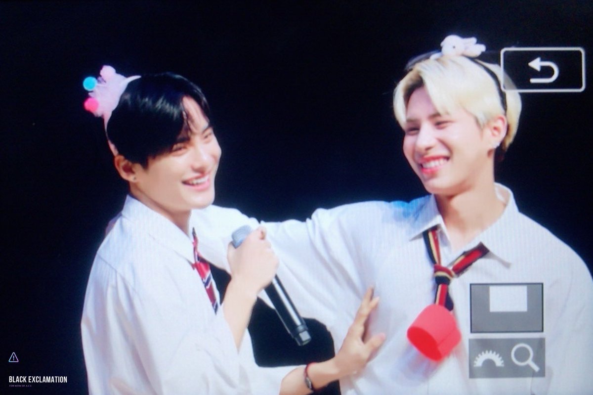 Black_Exclam's tweet photo. 180819 고양 사운드웨이브 팬싸인회
-
귀여워 센준😆
-
#김세윤 #와우 #WOW #ACE #에이스 
#김와우 #Kimsehyoon
#박준희 #준 #JUN https://t.co/FTdRnDvAME
