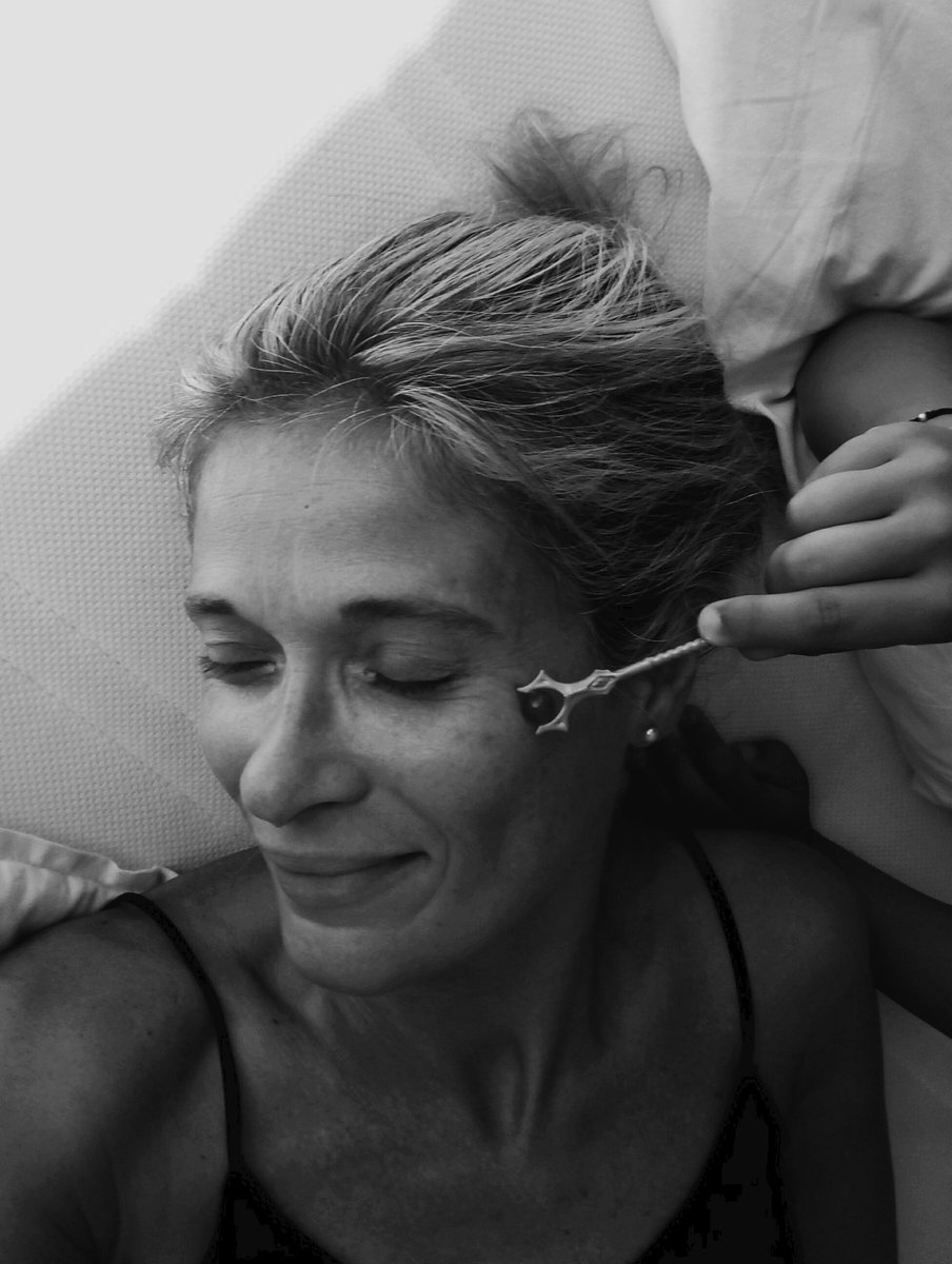 ValleBaena's tweet photo. Domingo de masaje con accesorio de Playmobil. ¿Quién necesita un spa así? #NicoStyle https://t.co/9RyWuUl7qT