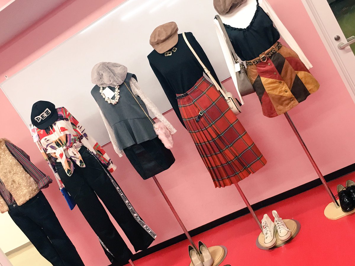 bijikare_fbzb's tweet photo. 本日の女子フェスファッションビジネス学科の体験講座の様子です💜
高校生のみなさんありがとうございましたー！！とってもオシャレなコーディネートになりました✨画像は岡山から来てくれたかわいい3人組と！ https://t.co/KWuSZ5wK3M