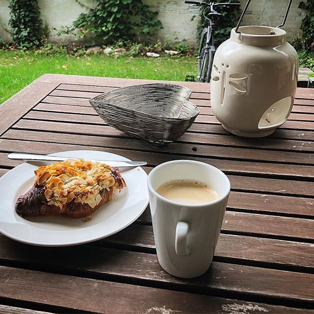 rjeans's tweet photo. Almond croissant, coffee and a bike to mend. What’s not to like this Sunday #easyday #lovingsunday #copenhagen #junothebakery https://t.co/iNoNKlgxt6 https://t.co/b0i9tGd3LJ