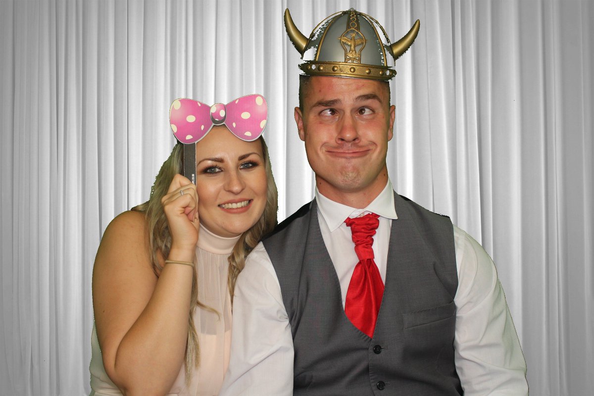 Show off your bow in the booth. It's #internationalbowday 😀 #photobooth #Props