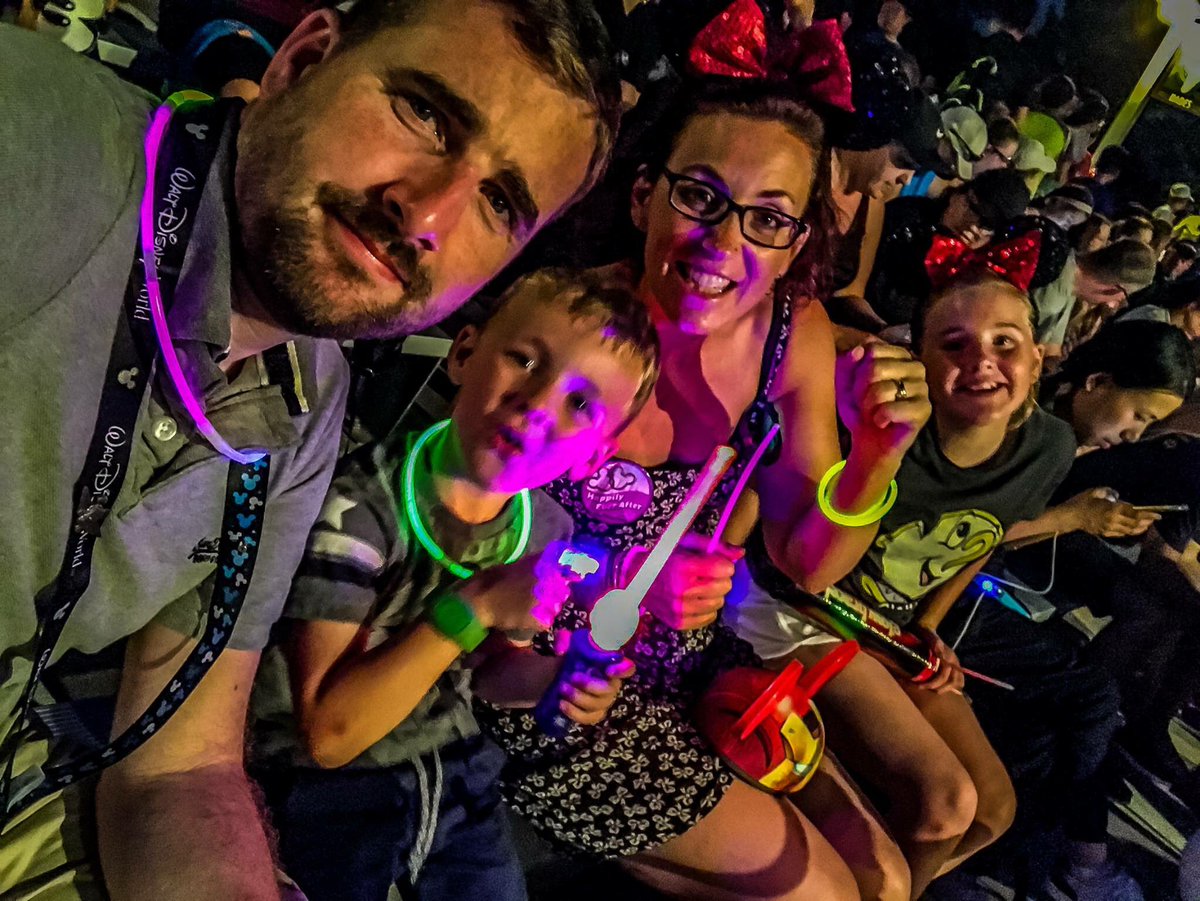 UKDisneyVlog's tweet photo. Biggest #disneytip I can give you GLOW STICKS. they are awesome and the kids love them 💜💜 #waltdisneyworld #riversoflight #disneyvlogger #smallyoutuber https://t.co/hqQh8ZBhfb