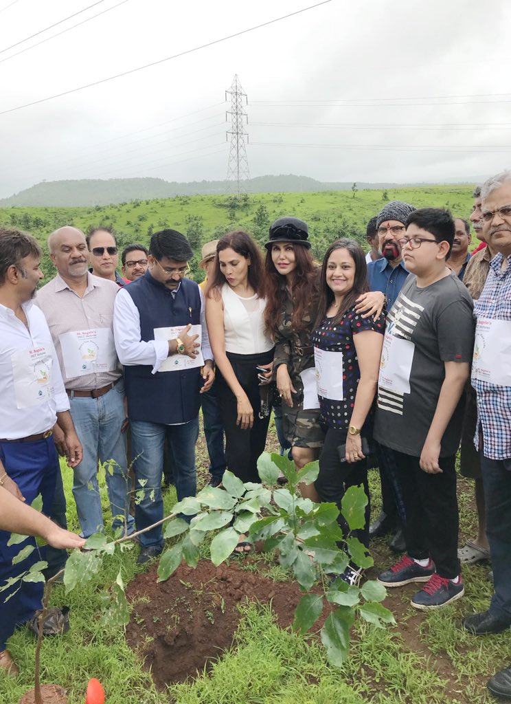 nishjamvwal's tweet photo. Making a statement about the world which needs to plant trees feverishly and say NO to plastic!
Early one #Sundaymorning thankyou @agnelorajesh @NaguChidambaram @geethanagu #planttreessavelives #makinglifecount #planttreessavelives #savetheenvironment #trees #greenit #plants https://t.co/Of9aOItnIn