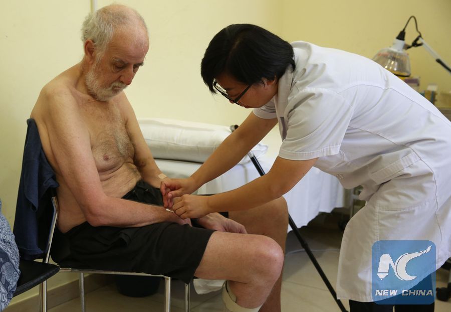 XHNews's tweet image. When you are sick, have you ever thought about seeing a traditional #Chinese doctor? Wanna try acupuncture or cup #therapy? xhne.ws/3eBzv