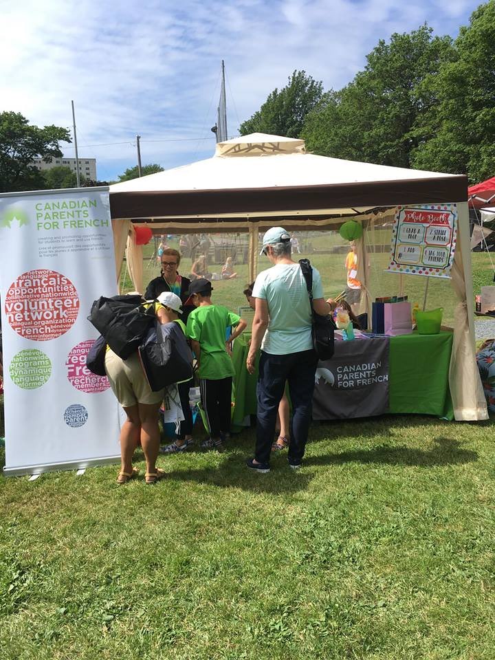 If your children love surprises then you must come visit our booth to spin the prize wheel. Once it stops spinning they will have to answer a short question in french and then they will receive a prize! 🎉 Check us out today at Sunsplash in Paradise. 😊