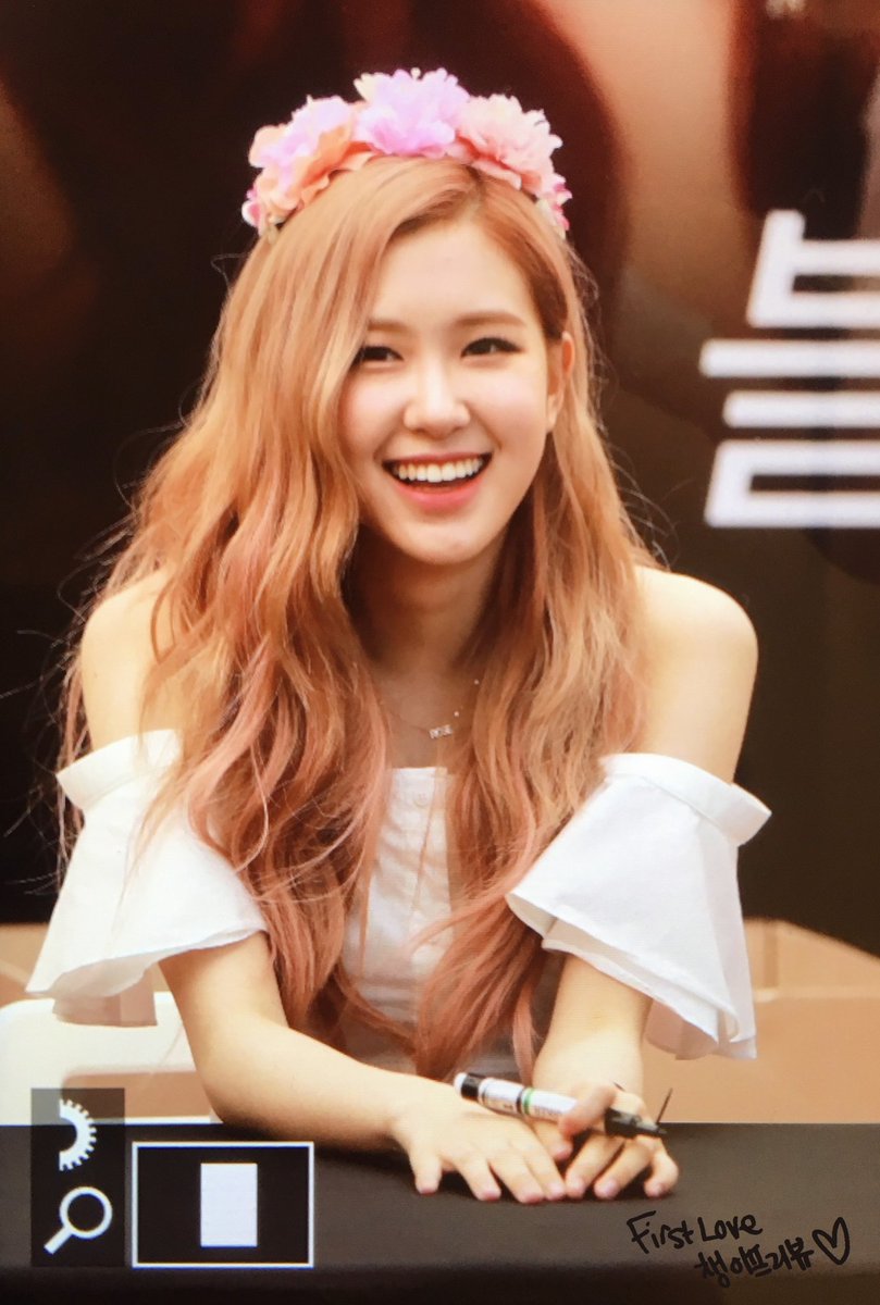 firstlove_rose's tweet photo. 180819 오렌즈 팬사인회

챙이 브앱에 힘내서 업로드중....  
물론 프리뷰.....

#블랙핑크 #로제 #BLACKPINK #ROSÉ https://t.co/r9K6cSkKbf
