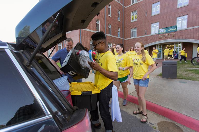 drrbowen's tweet photo. I can’t wait to meet our new freshman class today! Welcome to @ArkansasTech. I know you’re going to love it here. 💚💛#ATU22 https://t.co/kXpTRkWYDJ
