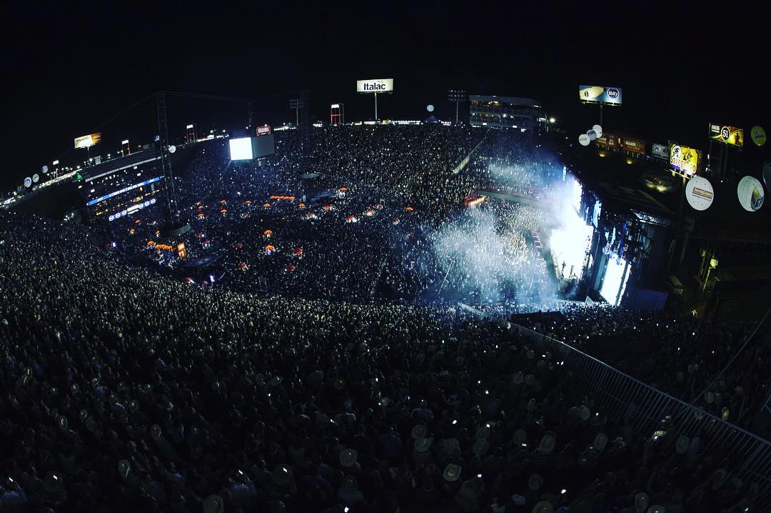 ShaniaTwain's tweet photo. Brazil! Thank you to all 100,000 of you for such a warm welcome, I absolutely loved last night ❤️🇧🇷 https://t.co/riasXQCPbP