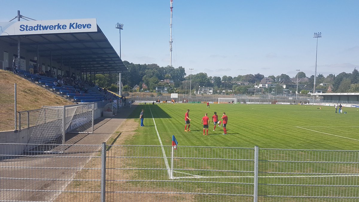 JorisG90's tweet photo. Derby Kleve - Bocholt in de Oberliga, 5e niveau. Meer toeschouwers aanwezig dan bij de gemiddelde 1e Divisie wedstrijd. #kleboc #Groundhopping https://t.co/mgFg9tYwLW