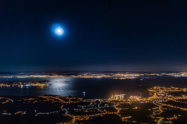 Vista nocturna de la Ria de Arousa desde la Curota #sony #alpha #a58 #franciscocrusat #crusat #crusatphoto #curota #arousa #pobradocaramiñal #barbanza #galicia #night #view #scenic #moon #star #landscape #ocean #light #shadow #longexposure #city #harbor … ift.tt/2vqgc40