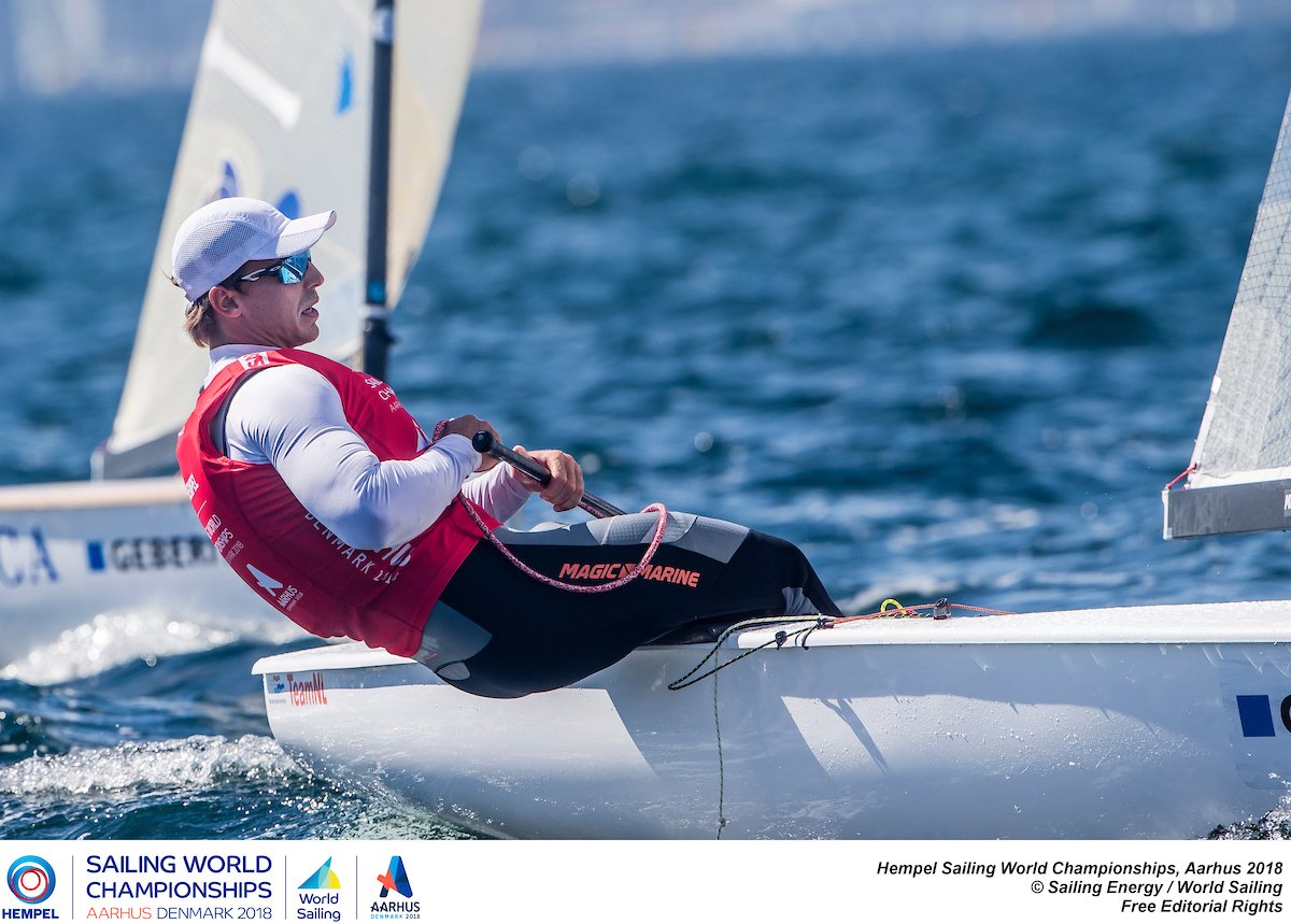 Resultaten WK Zeilen - 7 aug: <a href="/lifeofdorian/">Dorian</a> 2e overall en <a href="/kiranbadloe/">Kiran Badloe</a> 6e. <a href="/liliandegeus/">Liliandegeus</a> 2e. <a href="/NicholasHeiner/">Nicholas Heiner</a> 5e, <a href="/PieterJanPostma/">PieterJan Postma</a> 9e. 
In 49erFX staan <a href="/AnnemiekTop/">Annemiek Bekkering</a>/<a href="/AnnetteDuetz/">Annette Duetz</a> 2e en Van Aanholt/Jongens 9e. <a href="/ATeam470/">Anneloes & Afrodite</a> naar de 13 plaats. Laser Radial nog bezig met races.