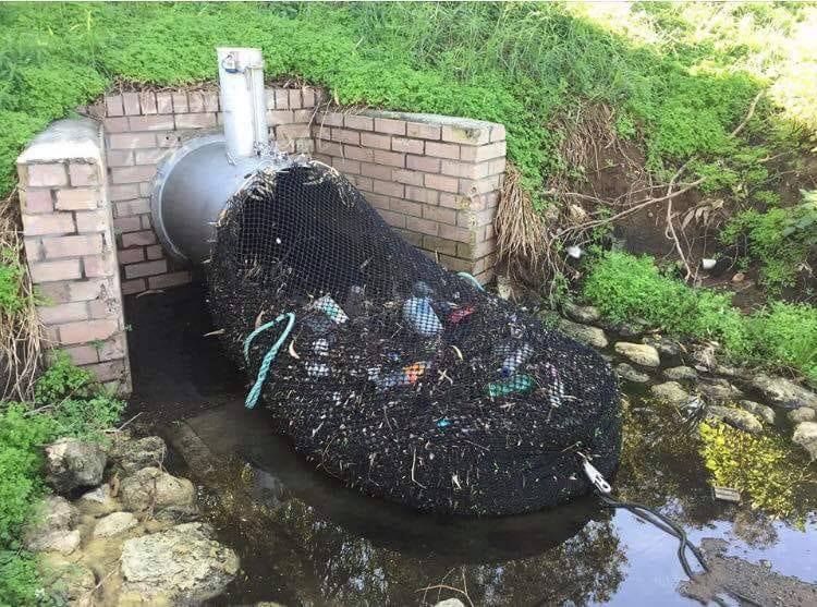 SAVE_DAKAR's tweet image. Dans certaines villes d’Amérique du sud,ils ont pensé à installer un simple filet à la sortie des égouts qui mène les eaux dans la rivière la plus proche.Après la première pluie,voilà ce qu&apos;ils ont récolté.Excellente idée pr sauver les lacs et les rivières d&apos;un massacre gratuit.