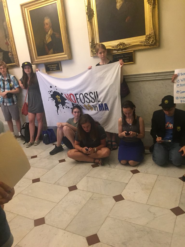 @bostonglobe @bostonherald @sunrisemvmt We are out here at the statehouse in front of speaker De Leo’s office stopping him from taking money from fossil fuel companies. #heatweek #nofossilfuelmoney