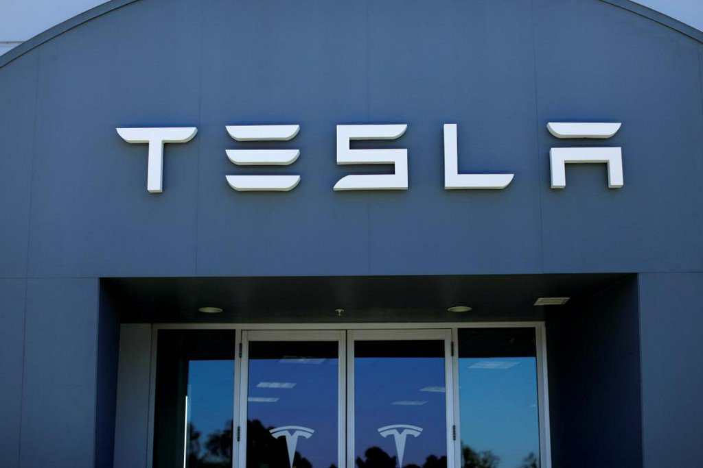 Reuters's tweet image. Saudi sovereign fund builds 3 to 5 percent stake in Tesla: FT reut.rs/2MflE3H