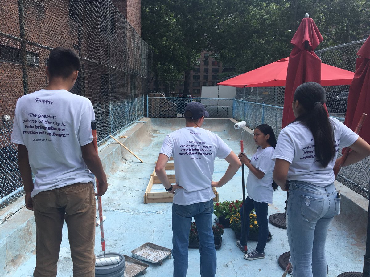 CathCharitiesNY's tweet image. We’re at the Kennedy Center with teens who are volunteering to paint the floor of this garden for seniors. Thank you @OYMNY for your service! #ServiceWeek2018 #RevolutionofChange