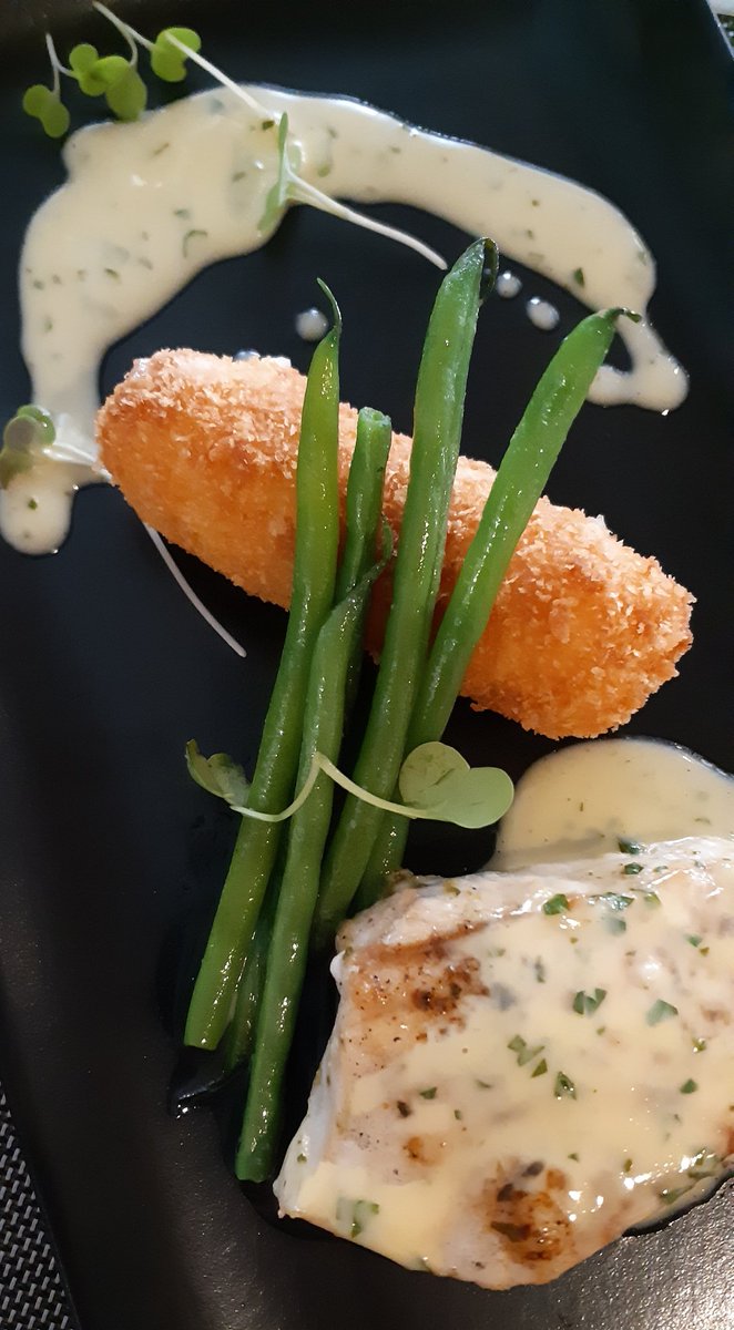 livingitupct's tweet photo. @tsogosun #SunSquareCB only uses @WWFSASSI approved seafood in their kitchens 💚🐟✅ The Pan Seared Sword Fish served with a potato croquette, French beans and a heavenly lemon butter sauce was a taste sensation 👌 #WomansDayLunch #VigourandVerve #DewetshofBonVallon 🥂 https://t.co/7dYWfYICRz