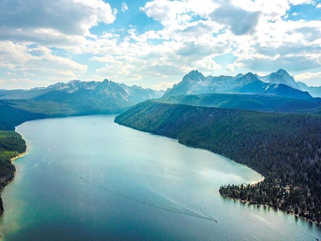 jonathanronzio's tweet photo. Redfish Lake, Idaho as seen from the sky 😍 I’m just absolutely smitten by Idaho. So much more than spuds! #exploreinspired .
.
.
.
.
#sawtoothmountains #sawtoothnationalforest #idahoexplored #djimavicpro #aerialphoto #droneshot #mavicprodrone #visiti… https://t.co/rfbDGrwk0g https://t.co/xvfdb5vILk