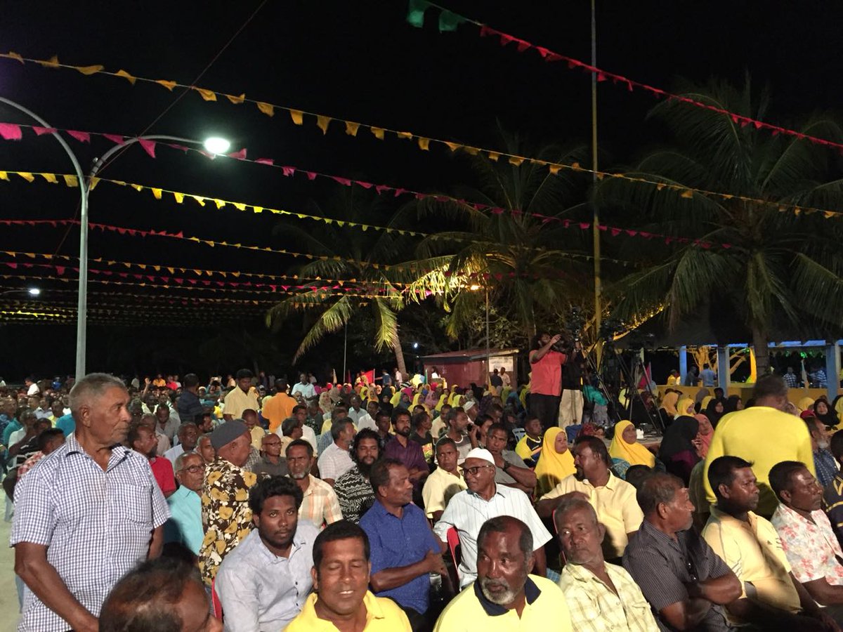 MDPFuvahmulah's tweet photo. Mi Rajje ah dhimaavefaiva enme bodu massala akee adhulu insaafu gehli gosfaivun ~ @ibusolih in L.Gan rally

#JazeeraRaajje
#IbuFaisal2018 https://t.co/RDxXma5uxc