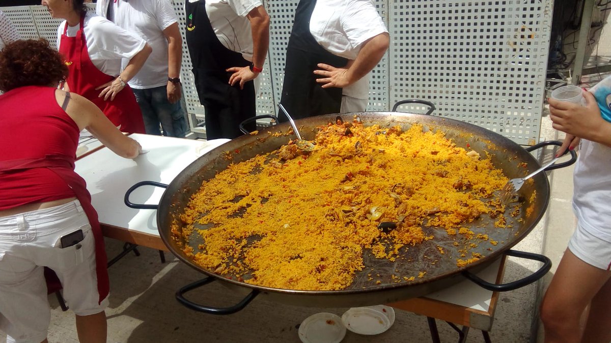 anpheb1's tweet photo. Hoy los de #anpheb Navarra nos hemos ido a la paellada solidaria de las fiestas de Larraga. Nos han donado lo recogido con la paella. ¡Qué generosos! Y nos lo hemos pasado ¡Tan bien! https://t.co/rcMnf3DEjo