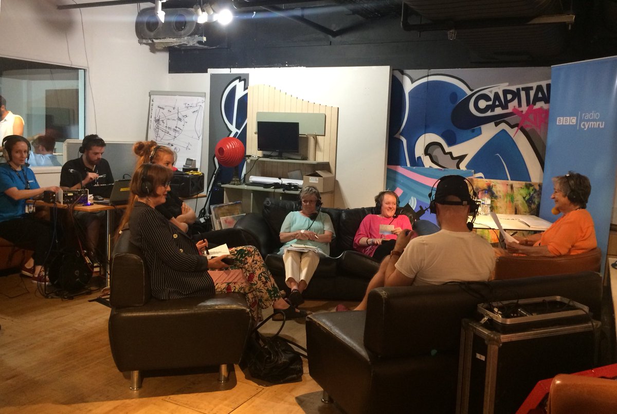 heulsmach's tweet photo. Karen Owen yn trafod #CwrwElfed @CwrwLlyn a pam bod y fedal ddim ar y llwyfan ar ddechrau’r seremoni @eisteddfod heddiw! Difyr! #TocynWythnos @bethdimoyn @BBCRadioCymru https://t.co/FdgUPmGWJv