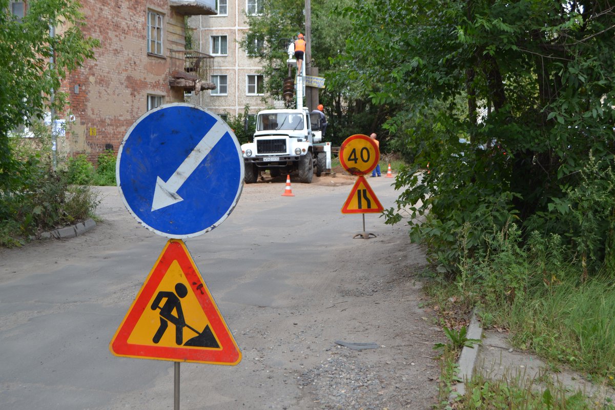 На улице Лакина областного центра станет светлее. Подрядчик приступил к демонтажу старых столбов и установке новых опор освещения.