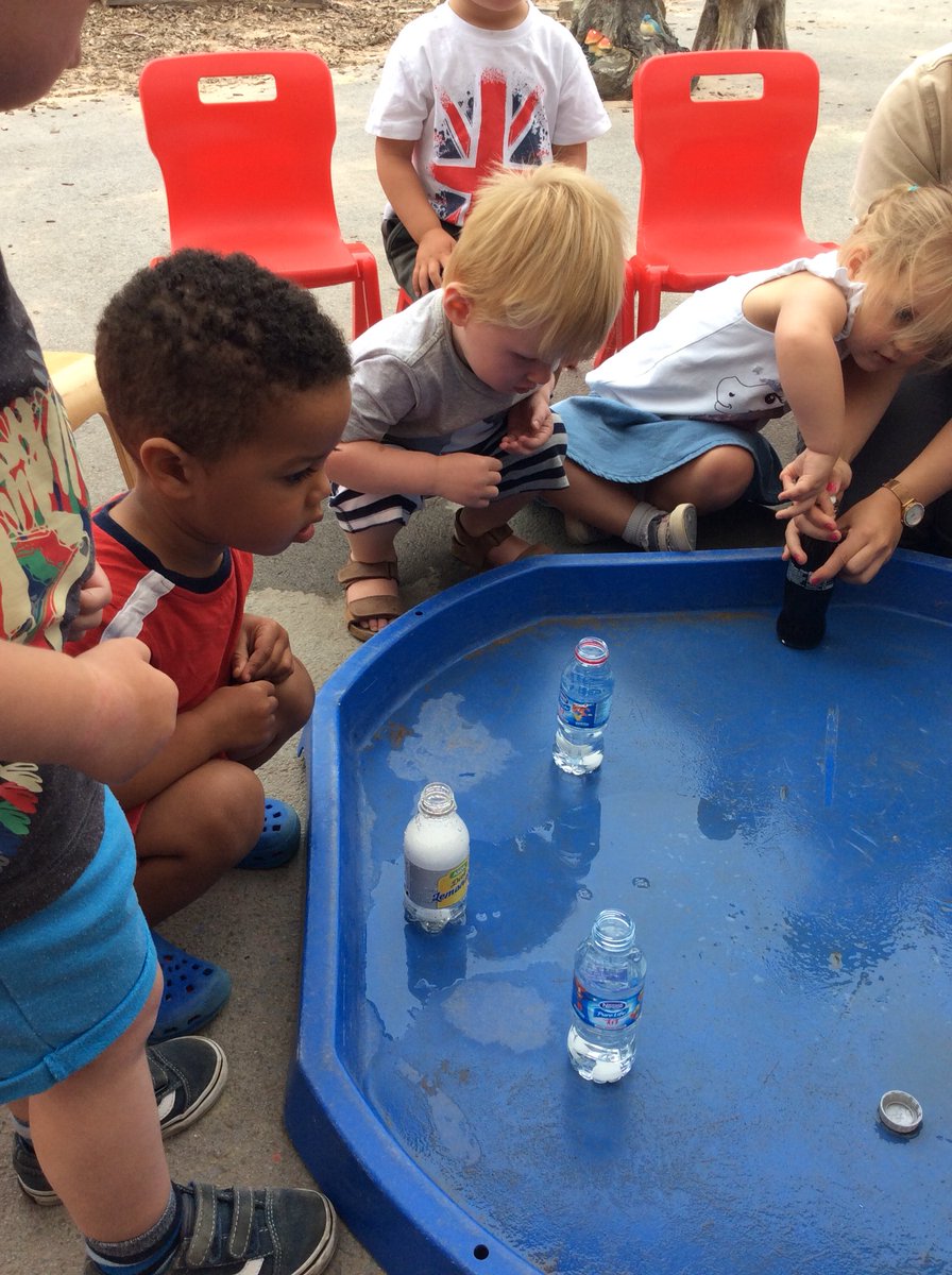 Ashbridge2to3's tweet image. Squirrels had a ‘fizzing’ good time with Millie this afternoon during our science experiment lesson 🔮⚛️🎆🎇 #Science #fizzyfun