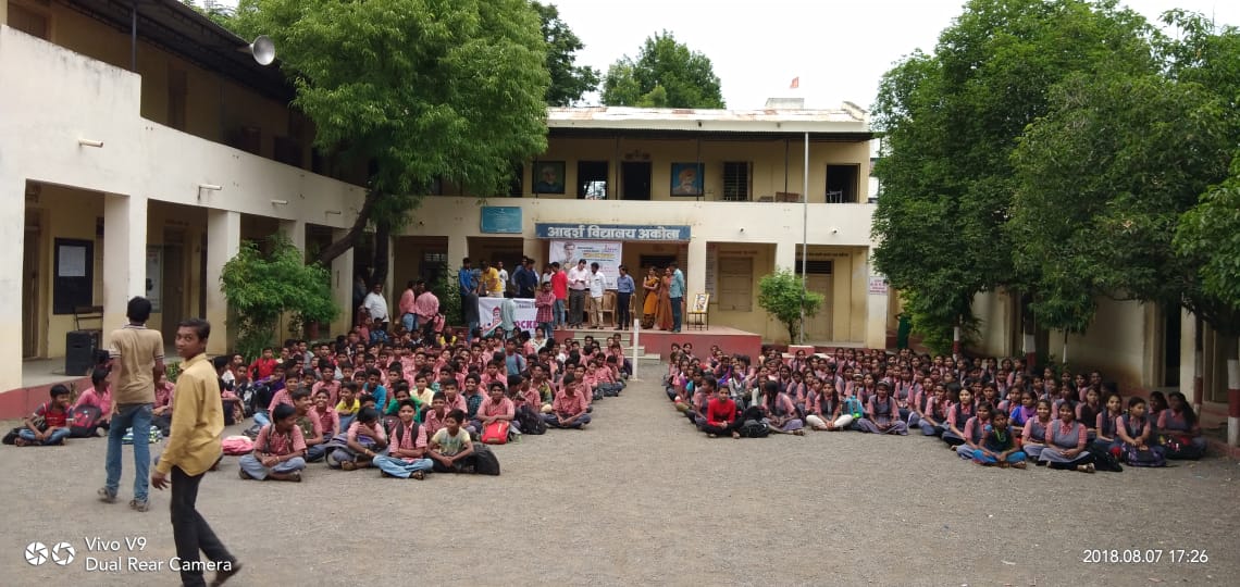 NikhilDhande7's tweet photo. 2nd Day Of Gold Promotions In Akola #GoldCampaign By #AkolaAkkians Along With #HockeyAkola At Adarsh School Today #8DaysToGold @akshaykumar Sir @excelmovies Can't Wait To Watch #Gold15thAug https://t.co/ZR2zM4hsrl