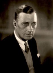  #LesCinéastesDuHangarRangée 2 :33 - JACQUES FEYDER21 juillet 1885 - 24 mai 1948(Belgique)- L’Atlantide (21)- Crainquebille (22)- Visages d’Enfants (25)- Le Baiser (29)- Le Gd Jeu (34)- La Kermesse Héroïque (35)- Le Chevalier Sans Armure (37)Épouse Françoise Rosay