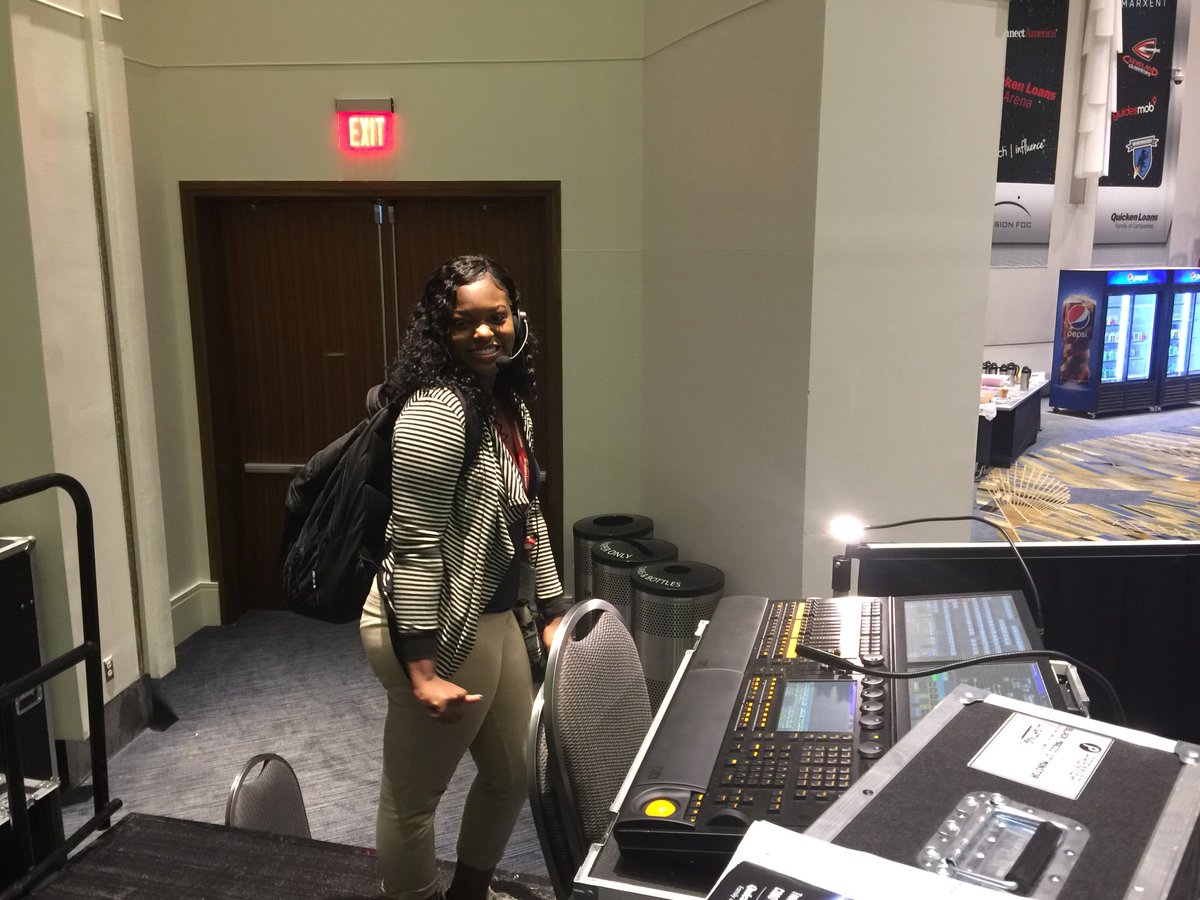 MogulPrep's tweet photo. The @mogulprep interns on the AV Team always are focused and picture ready 📷😉! https://t.co/o4dD6SCg77