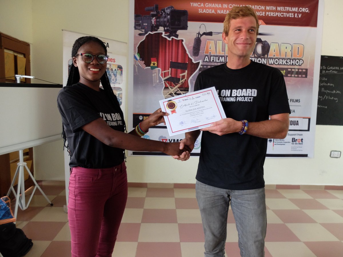 #MediaforPeace #MediaDev #Ghana | After two weeks of hard work, the participants of the #AllOnBoard training receive their certificates. Congratulations to everyone! For more information about the training: bit.ly/2nhUcUD <a href="/WELTFILME/">WELTFILME.org</a> <a href="/ymca_ghana/">YMCA GHANA</a>