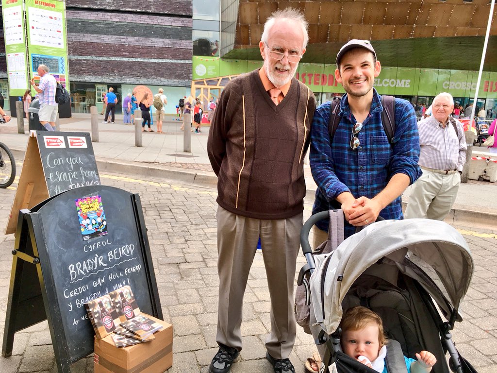 trydarbarddas's tweet photo. Llywydd Anrhydeddus Barddas,Dafydd Islwyn gydag enillydd stôl y #SiwperStomp neithiwr @Gruffudd_Owen a’r bychan.Bachwch gopi o gyfrol newydd @BragdyrBeirdd ar stondin Barddas @eisteddfod ! https://t.co/zksTAgzgHA