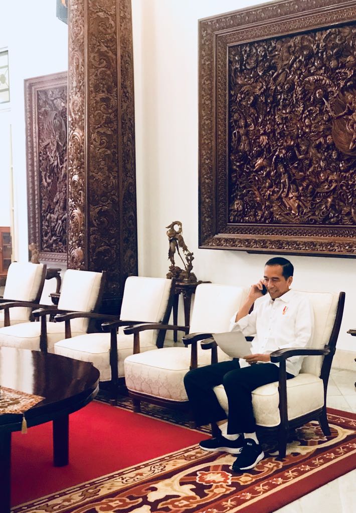 jokowi's tweet photo. Pukul tiga sore tadi, Perdana Menteri Malaysia Mahathir Mohamad menelpon saya dan menyampaikan belasungkawa dan simpatinya atas gempa bumi yang terjadi di Lombok, hari Minggu kemarin.

Terima kasih Tun Mahathir atas perhatian dan kepedulian pemerintah dan rakyat Malaysia. https://t.co/JqgzVqHHnF