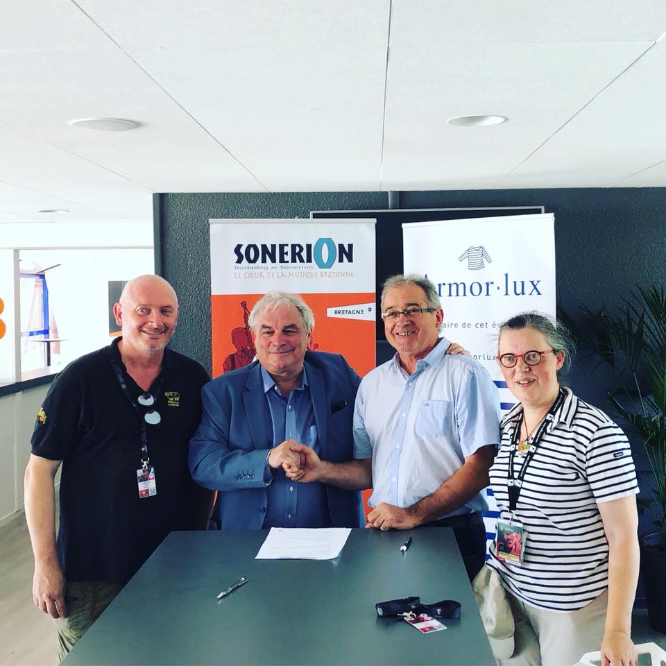 L’association Sonerion, fédération nationale des bagadou signe un partenariat de 3 ans avec Armor-lux !