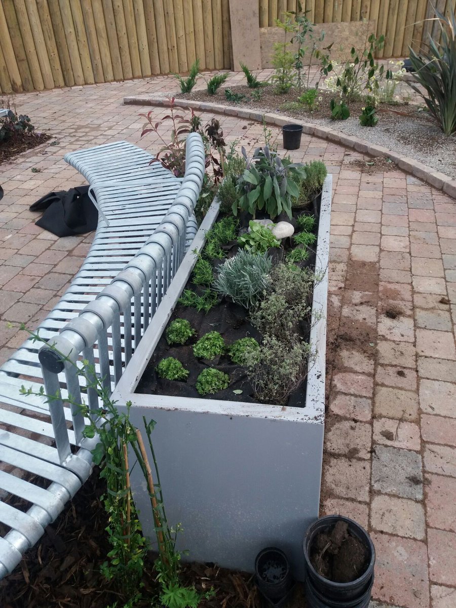 CCInitiatives's tweet photo. 🍃🌦️🌻🌳Are you a pupil at Kirkfieldbank Primary School or a member of the community and interested in gardening? Come and join us and Kirkfieldbank Community Park help tidy the Kirkfieldbank sensory garden on Tuesday 28th August from 10am-12.30pm.  https://t.co/8f8qYMUGOa https://t.co/f9lUkzJD2e