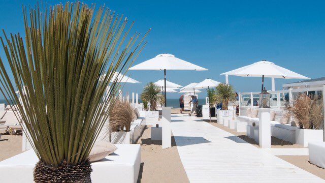 JuneDating's tweet photo. Hidden gem on the North Sea shore: #Knokke 🌊 Also named Belgium’s Saint-Tropez. A great Summer #FirstDateSpot is Monroe Beach, Zeedijk-Het Zoute 711, 8300 Knokke-Heist, Belgium. 🌞 https://t.co/kcvzKdrEWr