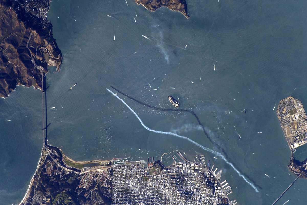 SergeyISS's tweet image. People often ask me if it is possible to take a picture of a plane from space. Here you can clearly see an airplane flying over San Francisco. Did all of you recognize the Golden Gate bridge on the left? #plane #iss #space #Sanfrancisco #goldengatebridge #california #usa