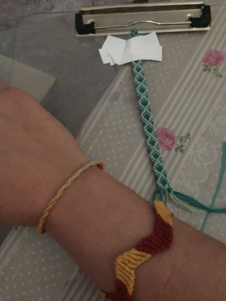 BonneyCoraline's tweet photo. Bon bas à défaut de faire du sport, comme à chaque période de cette année je fais des bracelets , ça occupe , détend et c’est joliii toutes ses couleurs 🦄🌈 #LicorneManuelle #BraceletBresilien #BraceletMacrame https://t.co/VwEaSZgdI5