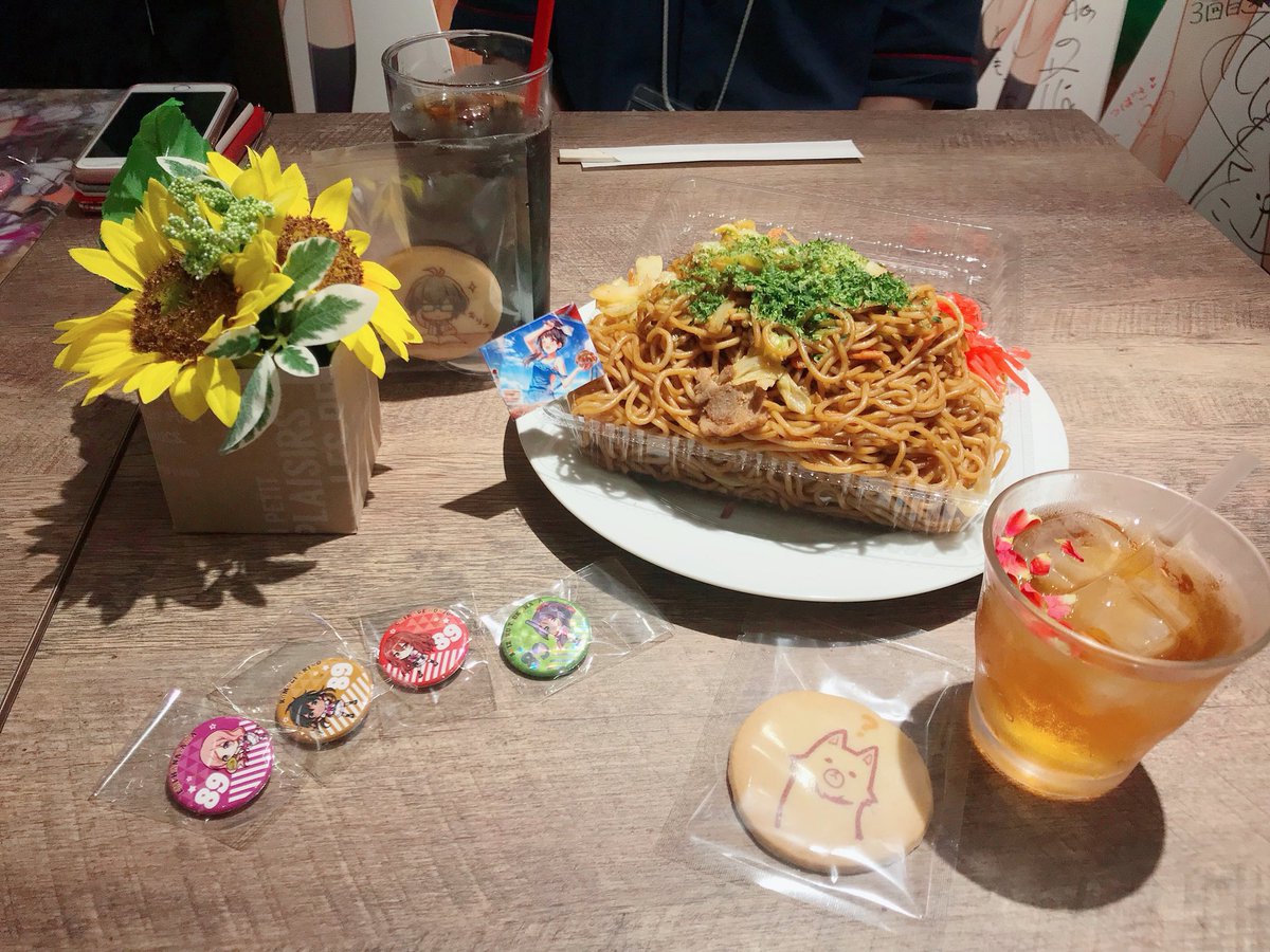 現在開催中のハチナイCafeに行ってきました。コラボメニューや映像、展示でハチナイ空間を満喫?✨
お店の営業時間に変更があるようなので、これからの方はお気をつけて!
お友達が塚原ちゃんの缶バッジくれました(*'ω`*)ワーイ⚾️ #ハチナイ #ハチカフェ 