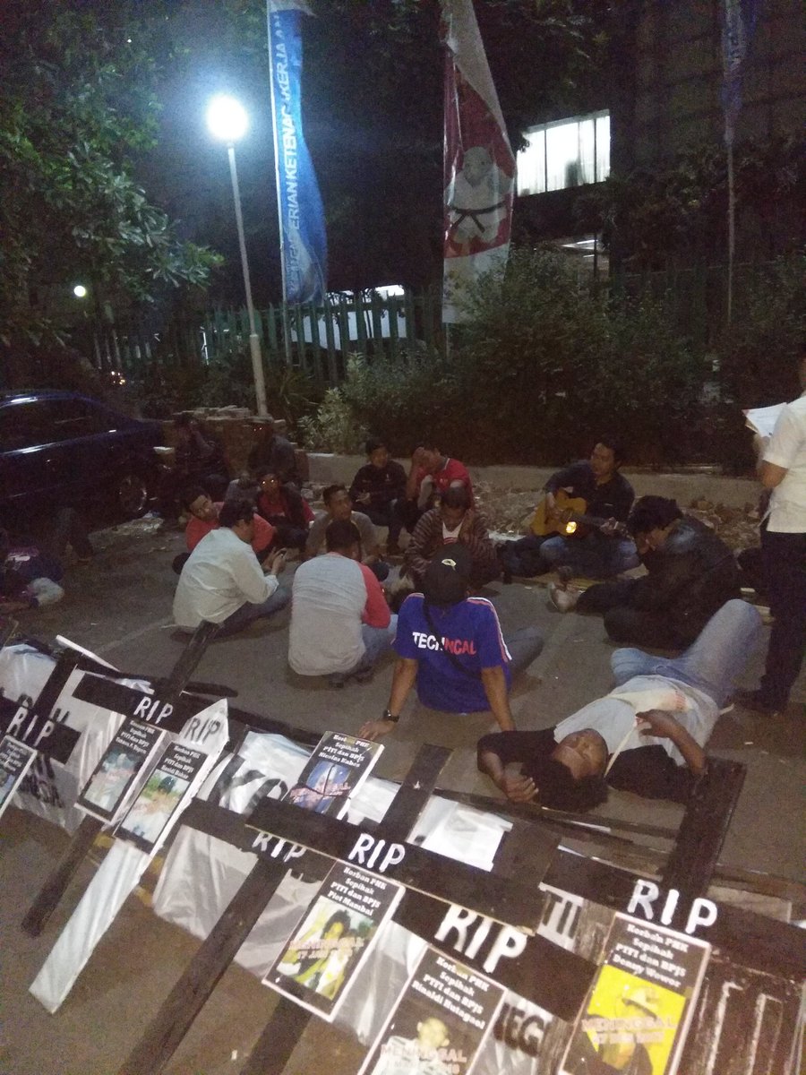 lokataru_id's tweet photo. Hari ke 7.
Pada pukul 20.45 WIB Karyawan korban PHK dan Furlough PT FI masih bertahan di depan Kantor Kemnaker RI, melalui Kapolres Jakarta Selatan Kombes Pol. Indra Jafar meminta agar massa segera membubarkan diri
#SAIL4JUSTICE #JOURNEY4JUSTICE #BURUHFREEPORTMENGGUGAT https://t.co/IgFwvI0ZBr