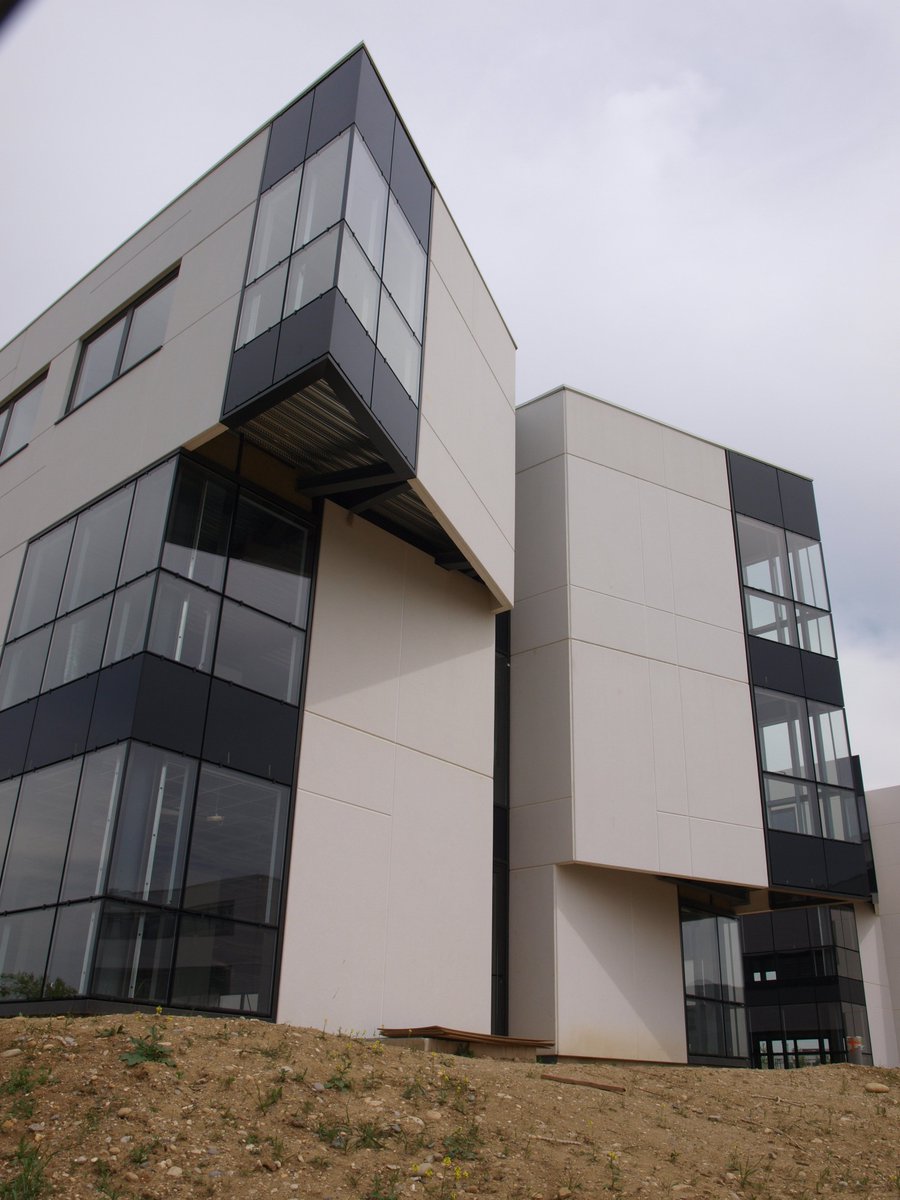 DeltaPrefa's tweet image. Réalisation 2015 par Delta Préfabrication du chantier les Allées du Parc à Saint Priest pour Lazard Groupe. Panneaux en béton blanc poli