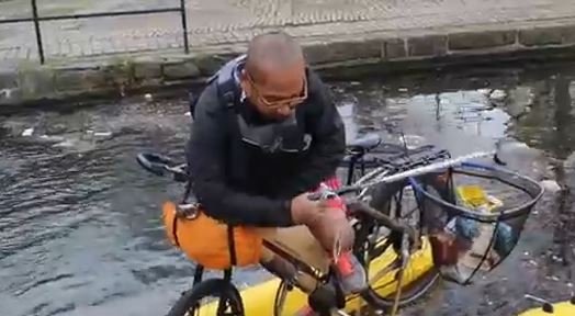 Dhruv Boruah verzamelt plastic in de kanalen van London op zijn zelfontwikkelde drijvende fiets. 'Het gaat om bewustwording creeëren over plastic afval en de impact hiervan in onze maatschappij en cultuur', vertelt hij. #recyclen #schoonisvaniedereen bit.ly/2Kzf7Mj