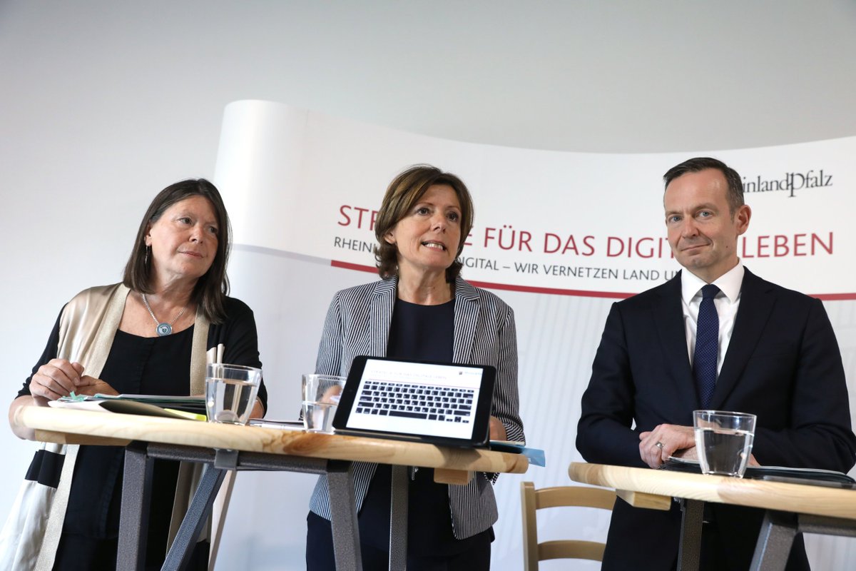 Was heute wichtig wird: 1. #DigitalforumRLP mit Ministerpräsidentin Malu #Dreyer, Wirtschaftsminister Volker Wissing, Umweltministerin Ulrike Höfken sowie 350 TeilnehmerInnen. Live auf Facebook - ab 15 Uhr! s.rlp.de/xJx Programm: s.rlp.de/digitalforum